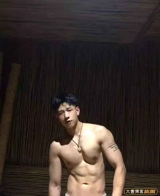 东北农大校草颜高还有六块腹肌,不去做模特就太可惜啦! 东北农大校草颜高还有六块腹肌,不去做模特就太可惜啦!