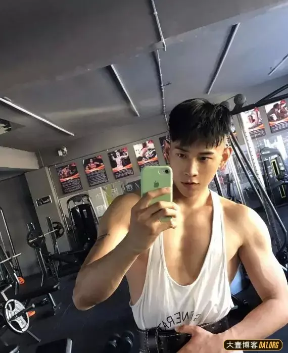 东北农大校草颜高还有六块腹肌,不去做模特就太可惜啦! 东北农大校草颜高还有六块腹肌,不去做模特就太可惜啦!
