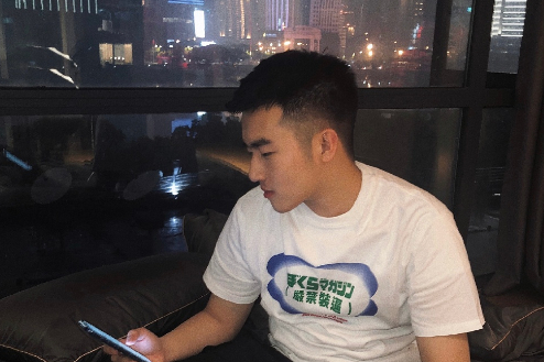 眉眼很好看的帅哥，正装精神帅气，有一种张孝全的feel~-大壹博客