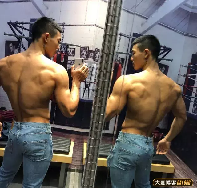 一个来自重庆本土的健身教练:大腿的纹身真好看 一个来自重庆本土的健身教练:大腿的纹身真好看