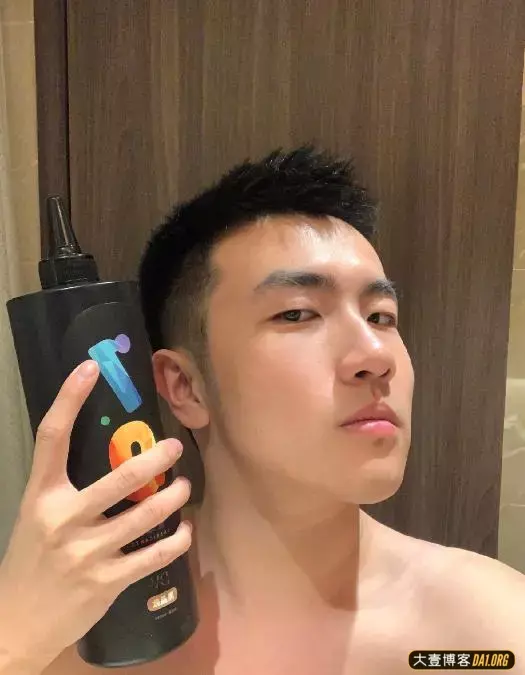 眉眼很好看的帅哥,正装精神帅气,有一种张孝全的feel~ 眉眼很好看的帅哥,正装精神帅气,有一种张孝全的feel~