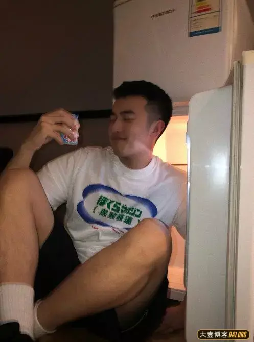 眉眼很好看的帅哥,正装精神帅气,有一种张孝全的feel~ 眉眼很好看的帅哥,正装精神帅气,有一种张孝全的feel~