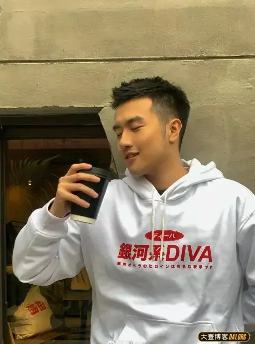 眉眼很好看的帅哥,正装精神帅气,有一种张孝全的feel~ 眉眼很好看的帅哥,正装精神帅气,有一种张孝全的feel~