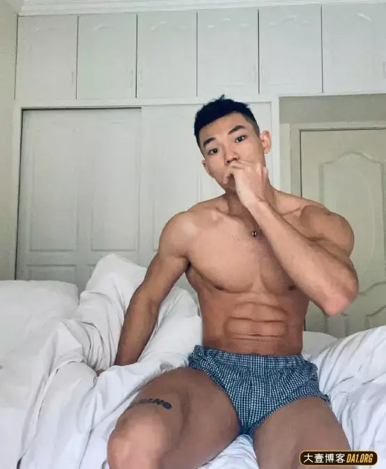 一个来自重庆本土的健身教练:大腿的纹身真好看 一个来自重庆本土的健身教练:大腿的纹身真好看