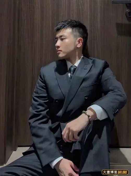 眉眼很好看的帅哥,正装精神帅气,有一种张孝全的feel~ 眉眼很好看的帅哥,正装精神帅气,有一种张孝全的feel~