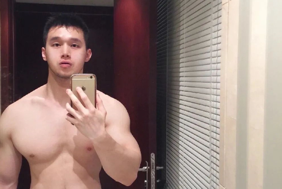 爱自拍的福建小狼狗，一张无辜的娃娃脸，却有着结实的大块肌肉-大壹博客