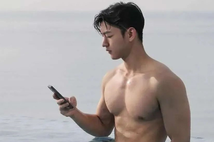 韩国肌肉小狼狗，身材壮实有型，隔着衣服就能感受到他的力量！-大壹博客
