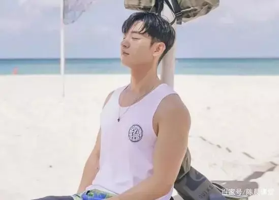 韩国肌肉小狼狗,身材壮实有型,隔着衣服就能感受到他的力量! 韩国肌肉小狼狗,身材壮实有型,隔着衣服就能感受到他的力量!