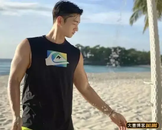 韩国肌肉小狼狗,身材壮实有型,隔着衣服就能感受到他的力量! 韩国肌肉小狼狗,身材壮实有型,隔着衣服就能感受到他的力量!