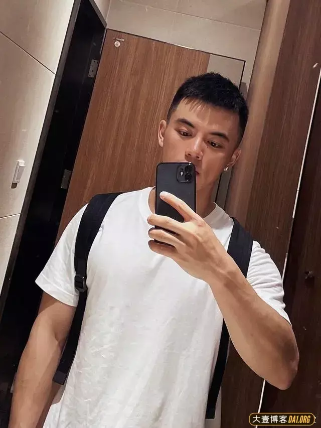 川渝小帅锅,痞痞酷酷的小模样看起来不好惹,背地里却是个耙耳朵 川渝小帅锅,痞痞酷酷的小模样看起来不好惹,背地里却是个耙耳朵