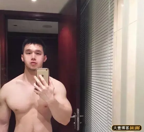 爱自拍的福建小狼狗,一张无辜的娃娃脸,却有着结实的大块肌肉 爱自拍的福建小狼狗,一张无辜的娃娃脸,却有着结实的大块肌肉