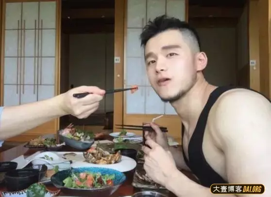 爱自拍的福建小狼狗,一张无辜的娃娃脸,却有着结实的大块肌肉 爱自拍的福建小狼狗,一张无辜的娃娃脸,却有着结实的大块肌肉