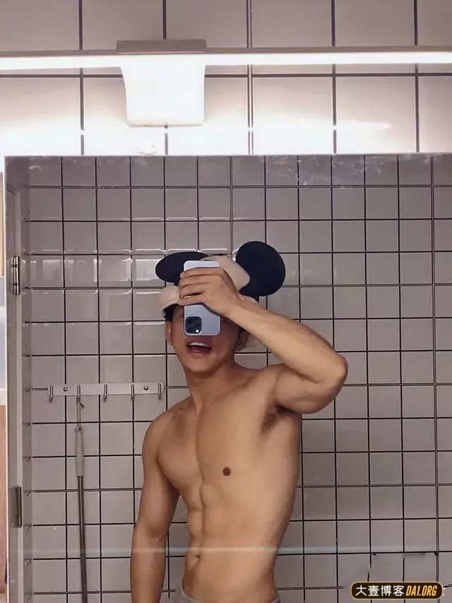 川渝小帅锅,痞痞酷酷的小模样看起来不好惹,背地里却是个耙耳朵 川渝小帅锅,痞痞酷酷的小模样看起来不好惹,背地里却是个耙耳朵