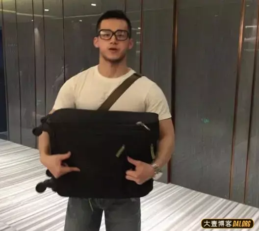 爱自拍的福建小狼狗,一张无辜的娃娃脸,却有着结实的大块肌肉 爱自拍的福建小狼狗,一张无辜的娃娃脸,却有着结实的大块肌肉