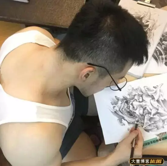 爱自拍的福建小狼狗,一张无辜的娃娃脸,却有着结实的大块肌肉 爱自拍的福建小狼狗,一张无辜的娃娃脸,却有着结实的大块肌肉