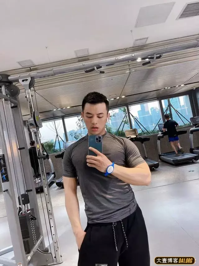 川渝小帅锅,痞痞酷酷的小模样看起来不好惹,背地里却是个耙耳朵 川渝小帅锅,痞痞酷酷的小模样看起来不好惹,背地里却是个耙耳朵