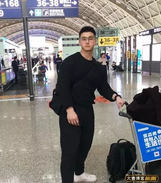 爱自拍的福建小狼狗,一张无辜的娃娃脸,却有着结实的大块肌肉 爱自拍的福建小狼狗,一张无辜的娃娃脸,却有着结实的大块肌肉