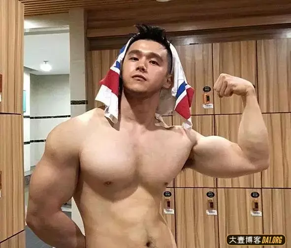 爱自拍的福建小狼狗,一张无辜的娃娃脸,却有着结实的大块肌肉 爱自拍的福建小狼狗,一张无辜的娃娃脸,却有着结实的大块肌肉