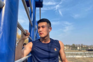 挖到四川迷彩腹毛小哥自拍照，穿什么都实力强-大壹博客