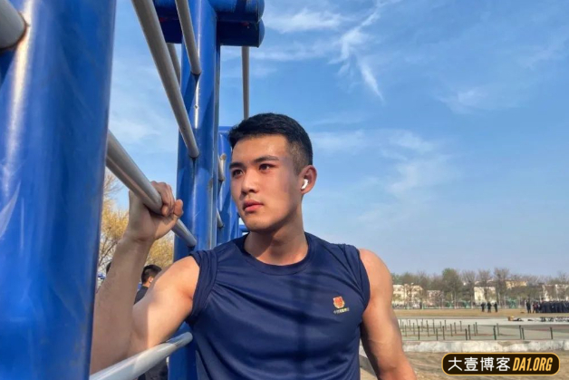 挖到四川迷彩腹毛小哥自拍照，穿什么都实力强-大壹博客