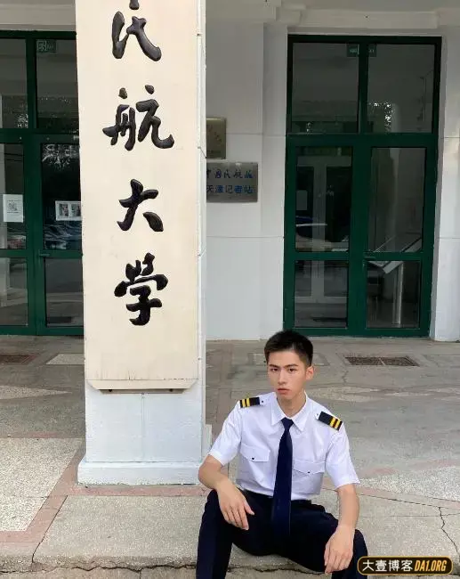 中国民航大学的空保小哥,唇红齿白,侧颜超可 中国民航大学的空保小哥,唇红齿白,侧颜超可