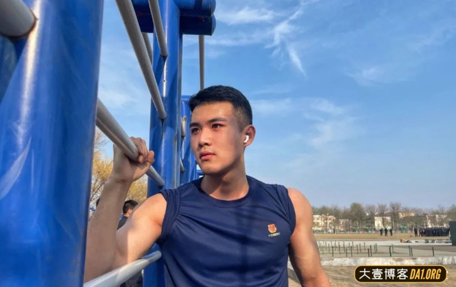 挖到四川迷彩腹毛小哥自拍照，穿什么都实力强