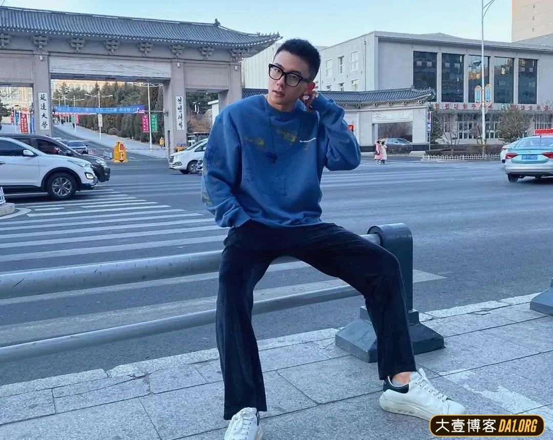 这个圆寸肌肉小哥怪好看的~