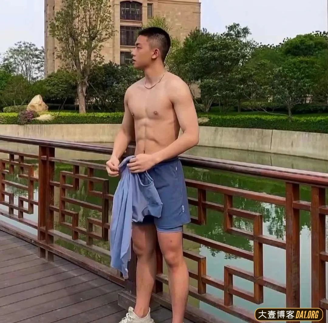 这个圆寸肌肉小哥怪好看的~