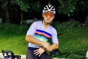 福建正装运动小帅穿紧身裤骑行，紧身衣包裹肌肉勾勒出完美身形-大壹博客