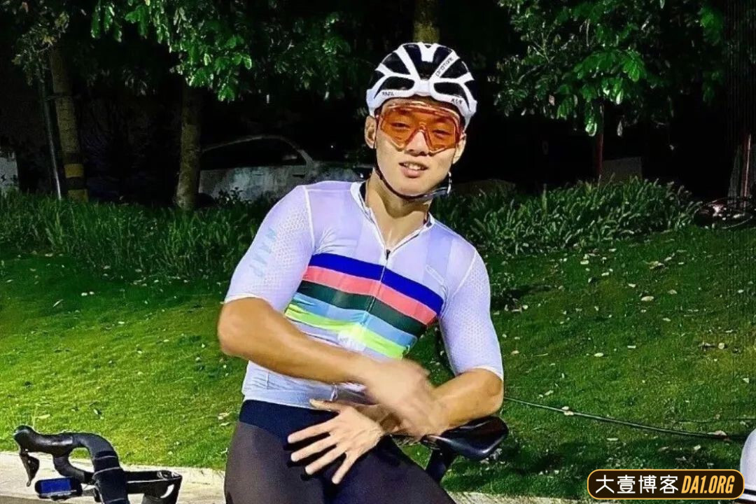 福建正装运动小帅穿紧身裤骑行，紧身衣包裹肌肉勾勒出完美身形-大壹博客