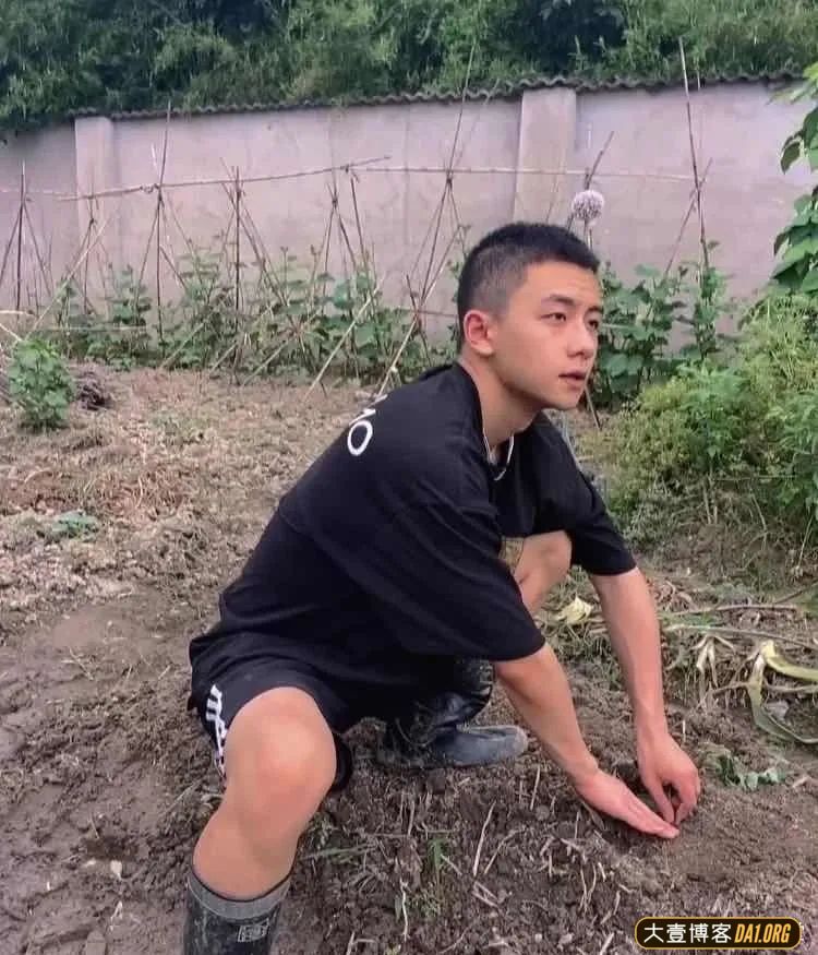 这个圆寸肌肉小哥怪好看的~