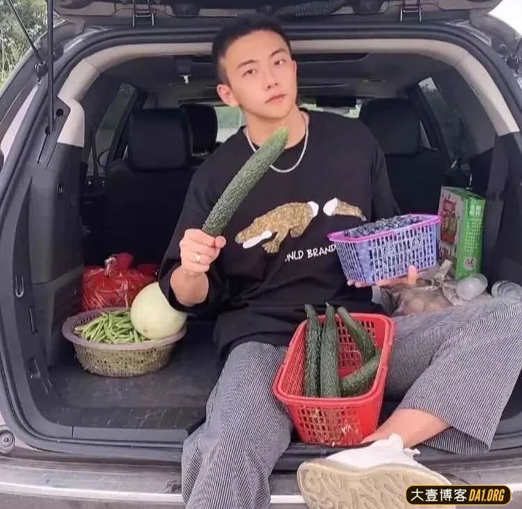 这个圆寸肌肉小哥怪好看的~