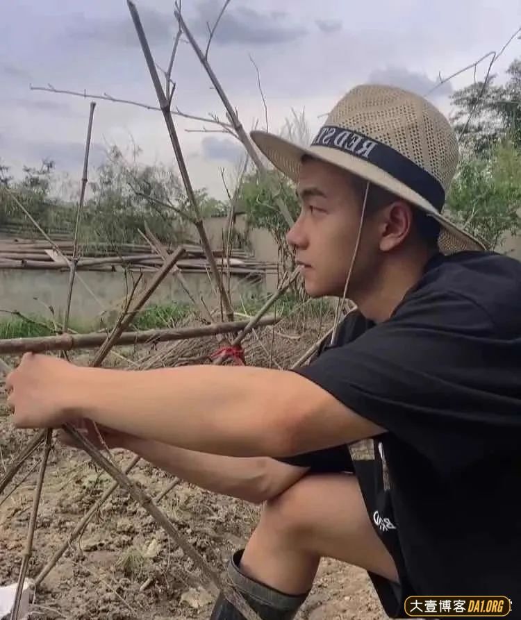 这个圆寸肌肉小哥怪好看的~