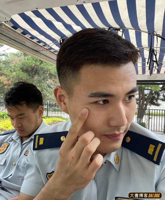 挖到四川迷彩腹毛小哥自拍照，穿什么都实力强