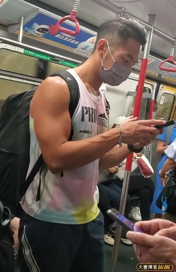医院住院隔壁床是个肌肉男，该怎么办啊？