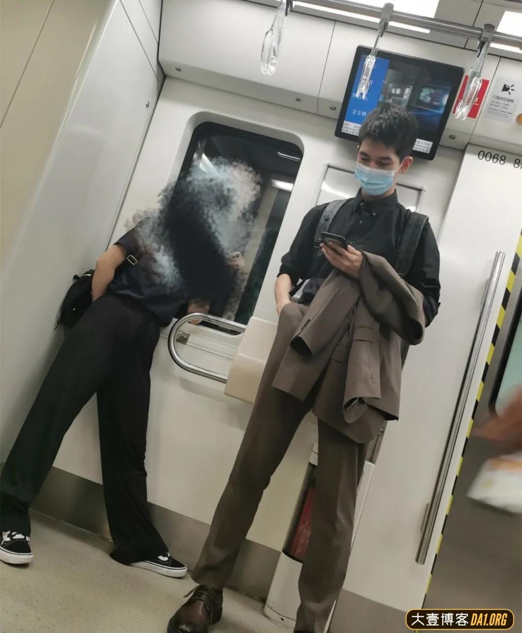 医院住院隔壁床是个肌肉男，该怎么办啊？