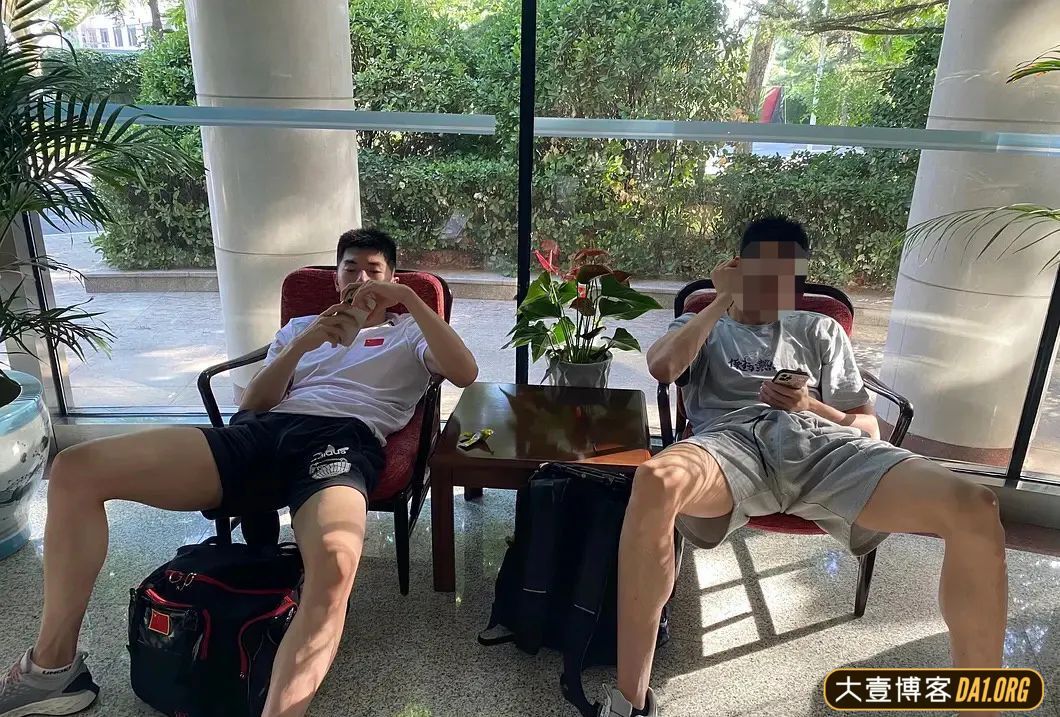 医院住院隔壁床是个肌肉男，该怎么办啊？