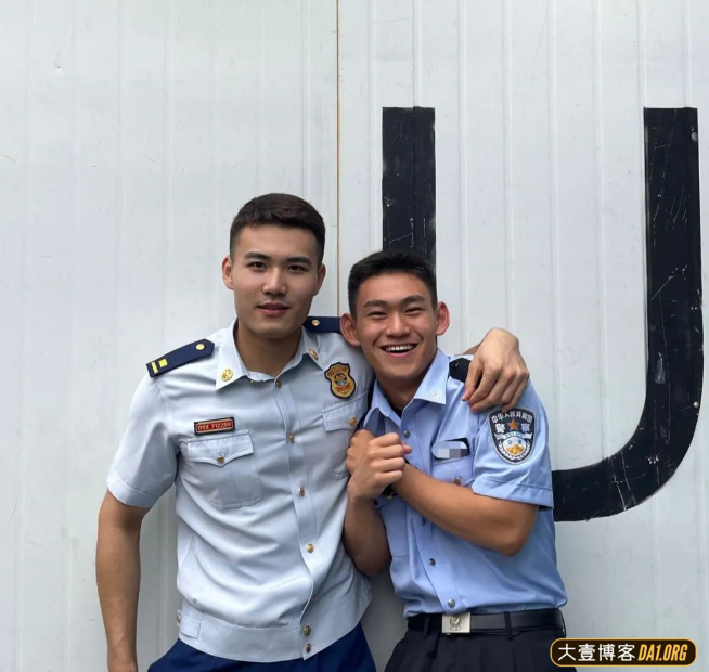 挖到四川迷彩腹毛小哥自拍照，穿什么都实力强