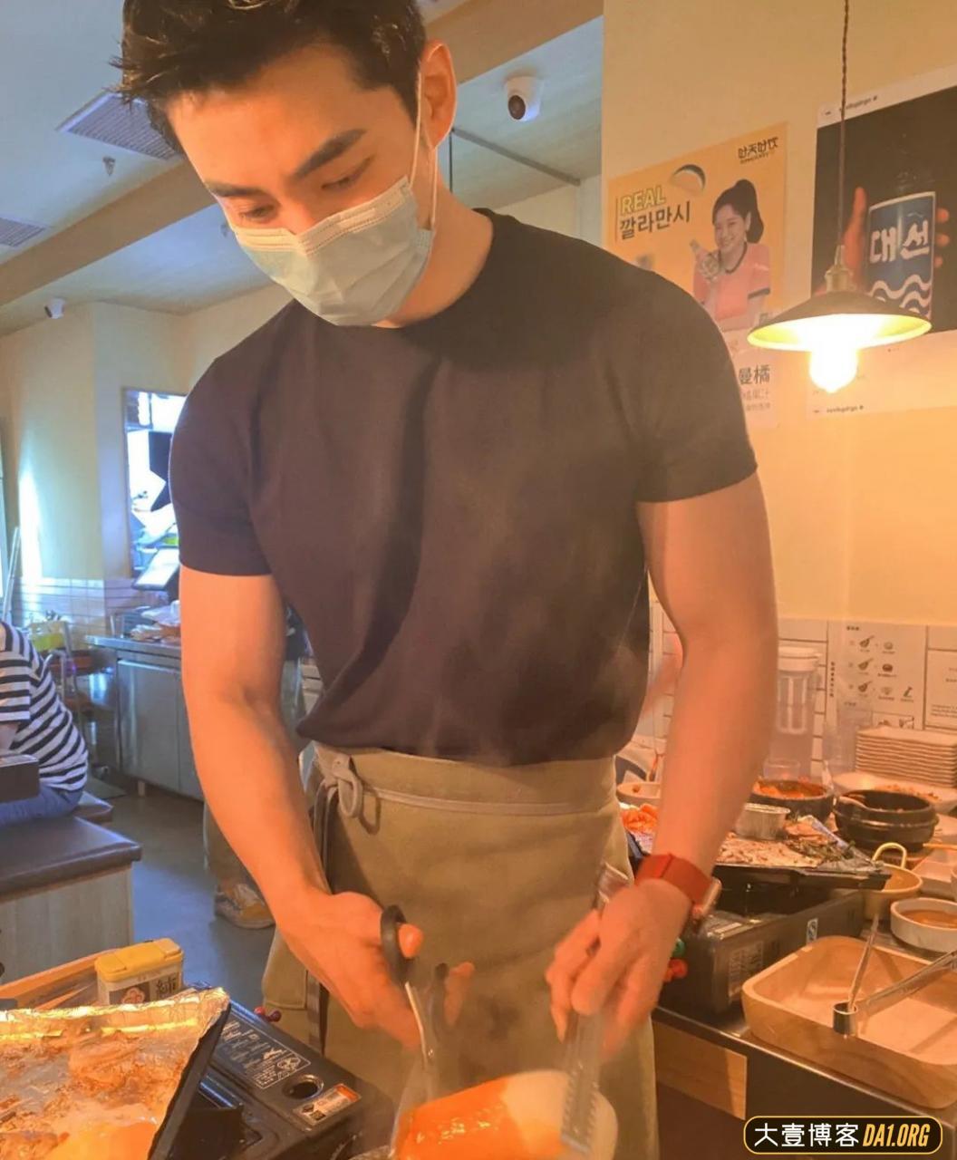 医院住院隔壁床是个肌肉男，该怎么办啊？