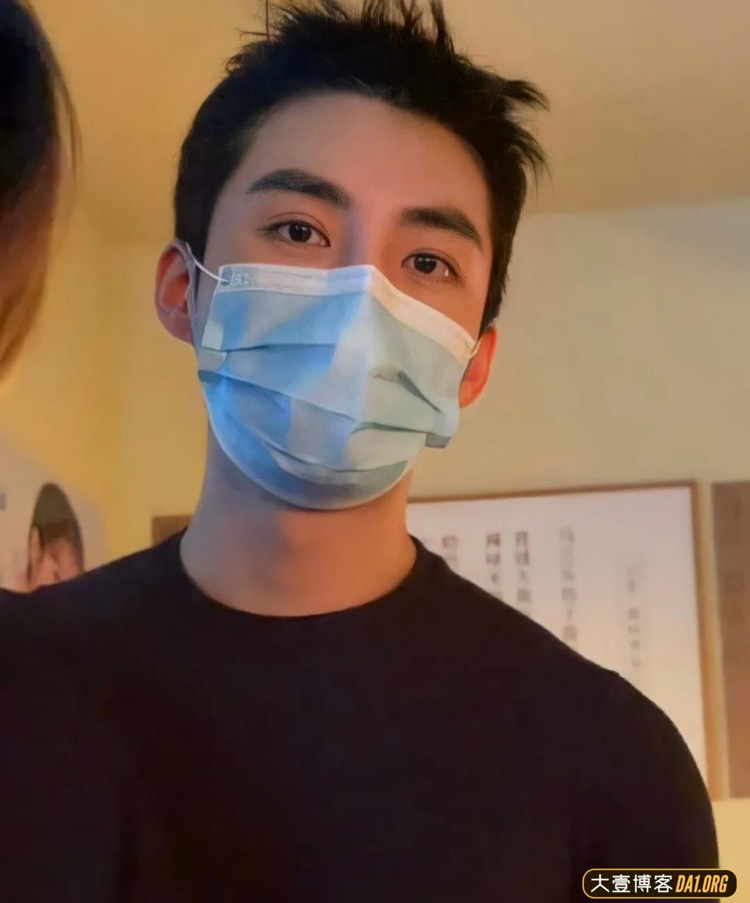 医院住院隔壁床是个肌肉男，该怎么办啊？