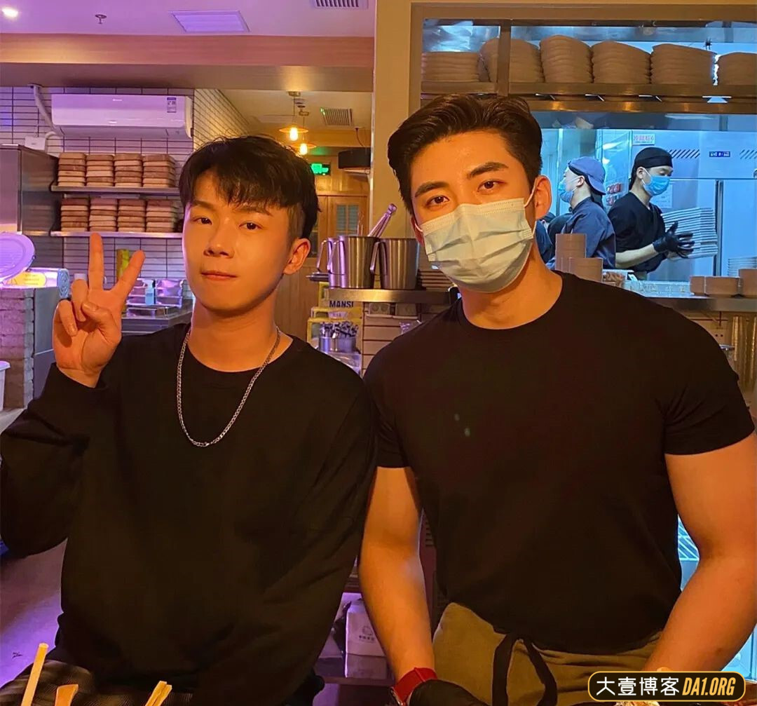 医院住院隔壁床是个肌肉男，该怎么办啊？