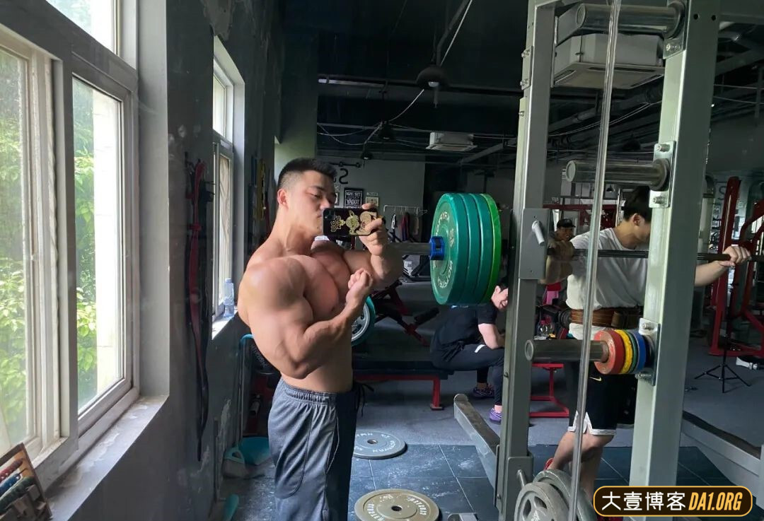 超帅滴滴司机被抓拍火了？这身材，这颜值：是你的新老公吗？