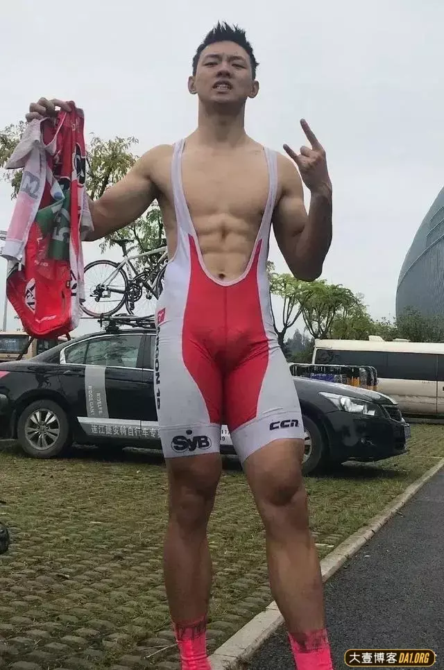 福建正装运动小帅穿紧身裤骑行,紧身衣包裹肌肉勾勒出完美身形 福建正装运动小帅穿紧身裤骑行,紧身衣包裹肌肉勾勒出完美身形