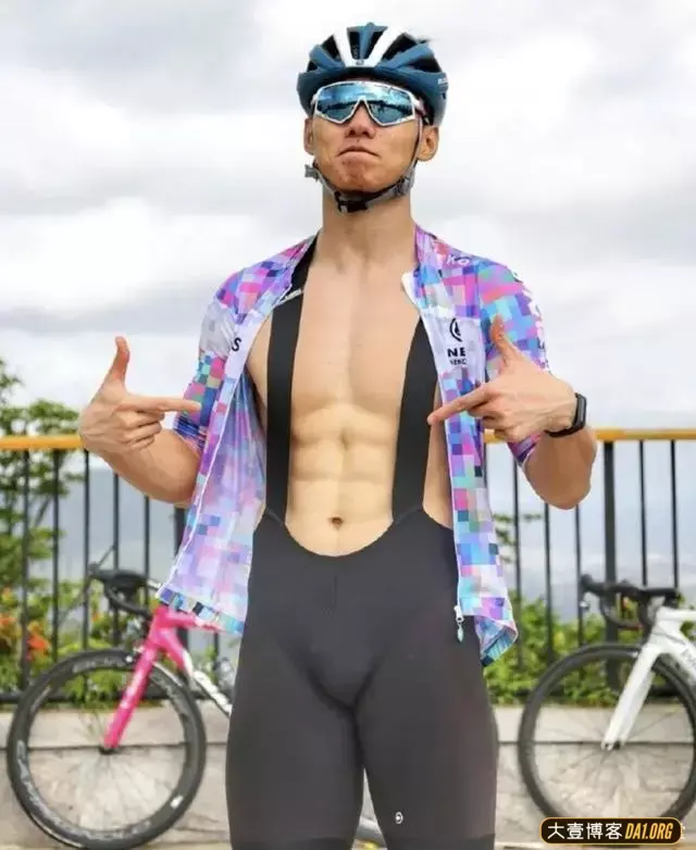 福建正装运动小帅穿紧身裤骑行,紧身衣包裹肌肉勾勒出完美身形 福建正装运动小帅穿紧身裤骑行,紧身衣包裹肌肉勾勒出完美身形