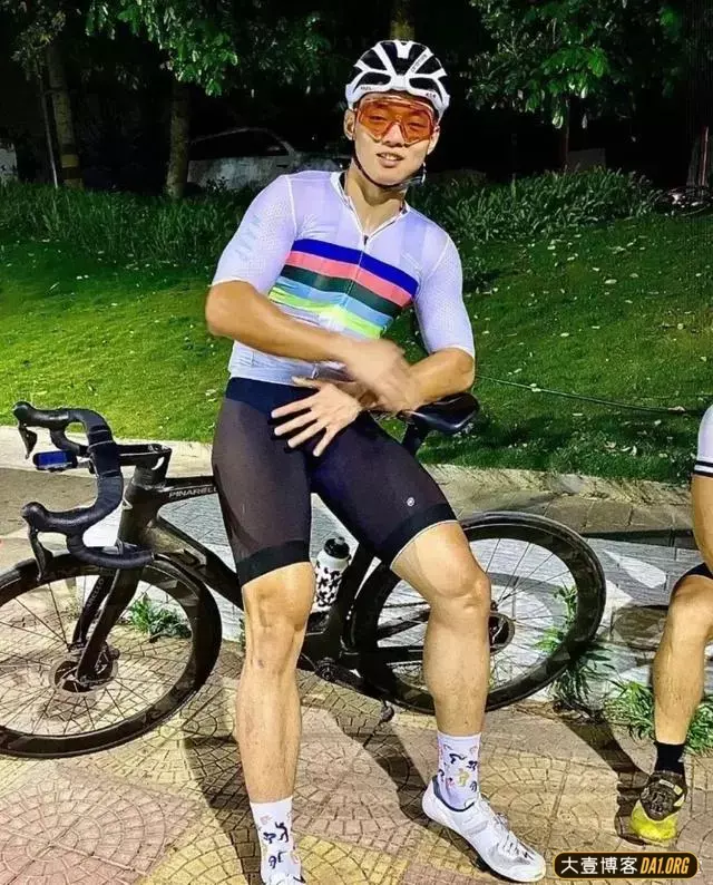 福建正装运动小帅穿紧身裤骑行,紧身衣包裹肌肉勾勒出完美身形 福建正装运动小帅穿紧身裤骑行,紧身衣包裹肌肉勾勒出完美身形