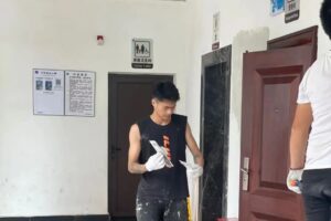 偶遇刮腻子的超帅民工，工作很认真，眼睛总是忍不住盯着他看！-大壹博客