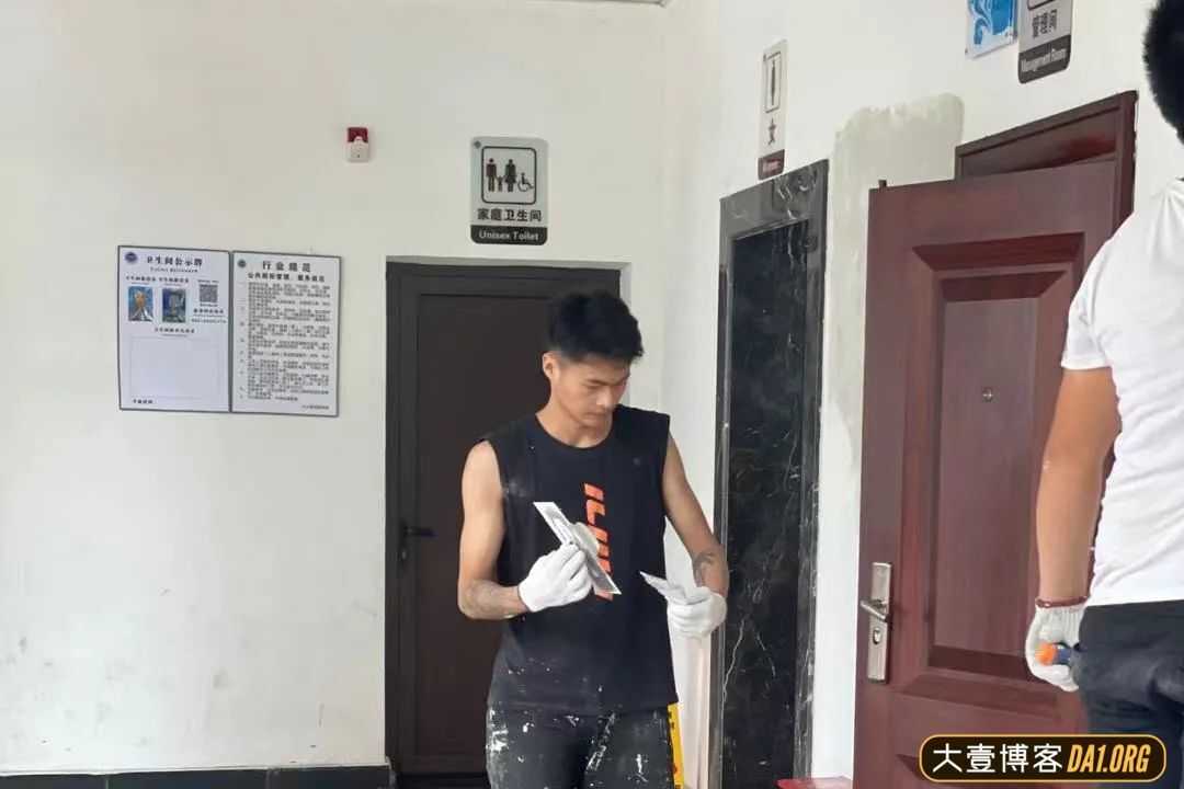偶遇刮腻子的超帅民工，工作很认真，眼睛总是忍不住盯着他看！-大壹博客