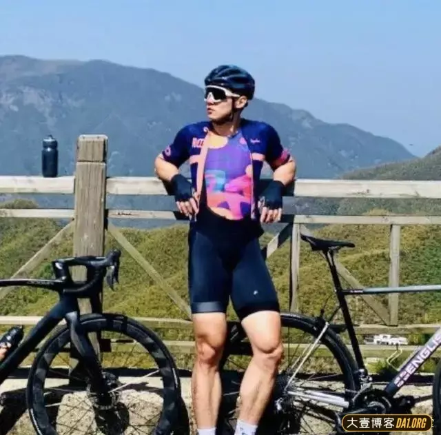 福建正装运动小帅穿紧身裤骑行,紧身衣包裹肌肉勾勒出完美身形 福建正装运动小帅穿紧身裤骑行,紧身衣包裹肌肉勾勒出完美身形