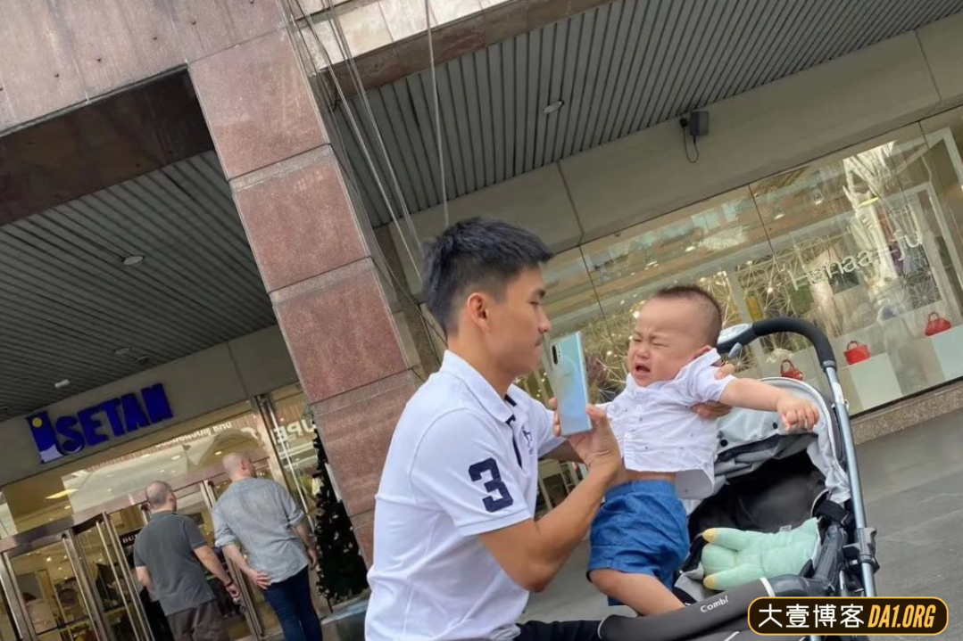 街上发现的帅气小奶爸，照顾宝宝的时候贴心又温柔，长得真好看！-大壹博客