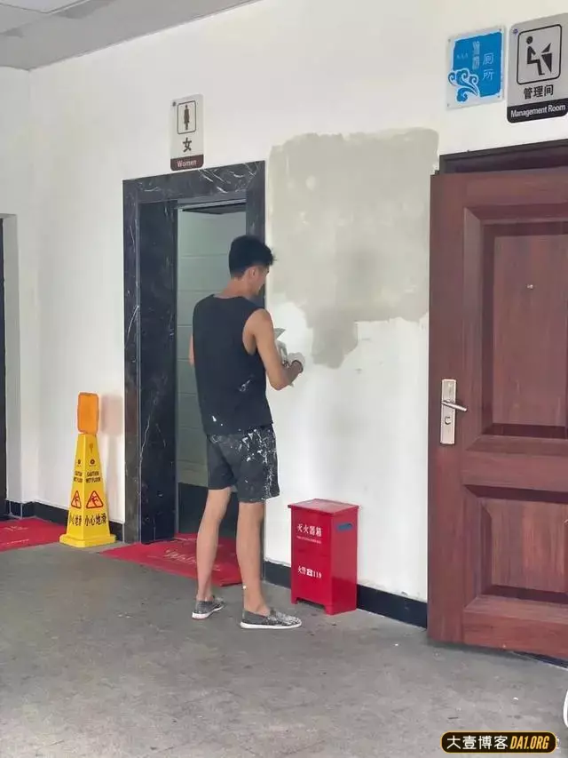 偶遇刮腻子的超帅民工,工作很认真,眼睛总是忍不住盯着他看! 偶遇刮腻子的超帅民工,工作很认真,眼睛总是忍不住盯着他看!